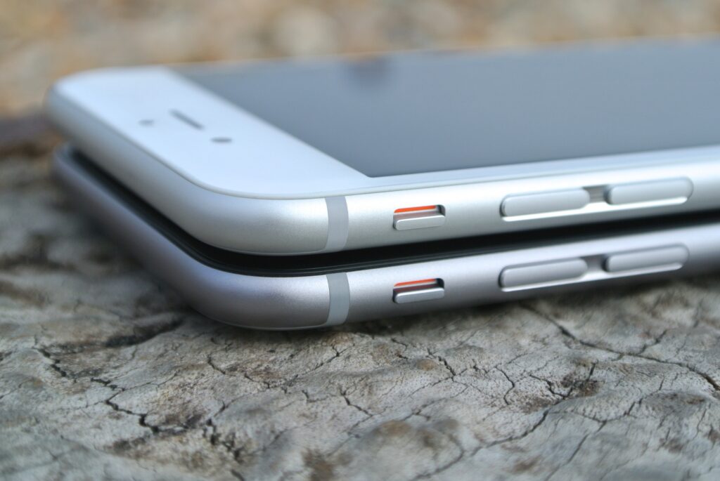 Два iPhone лежат друг на друге