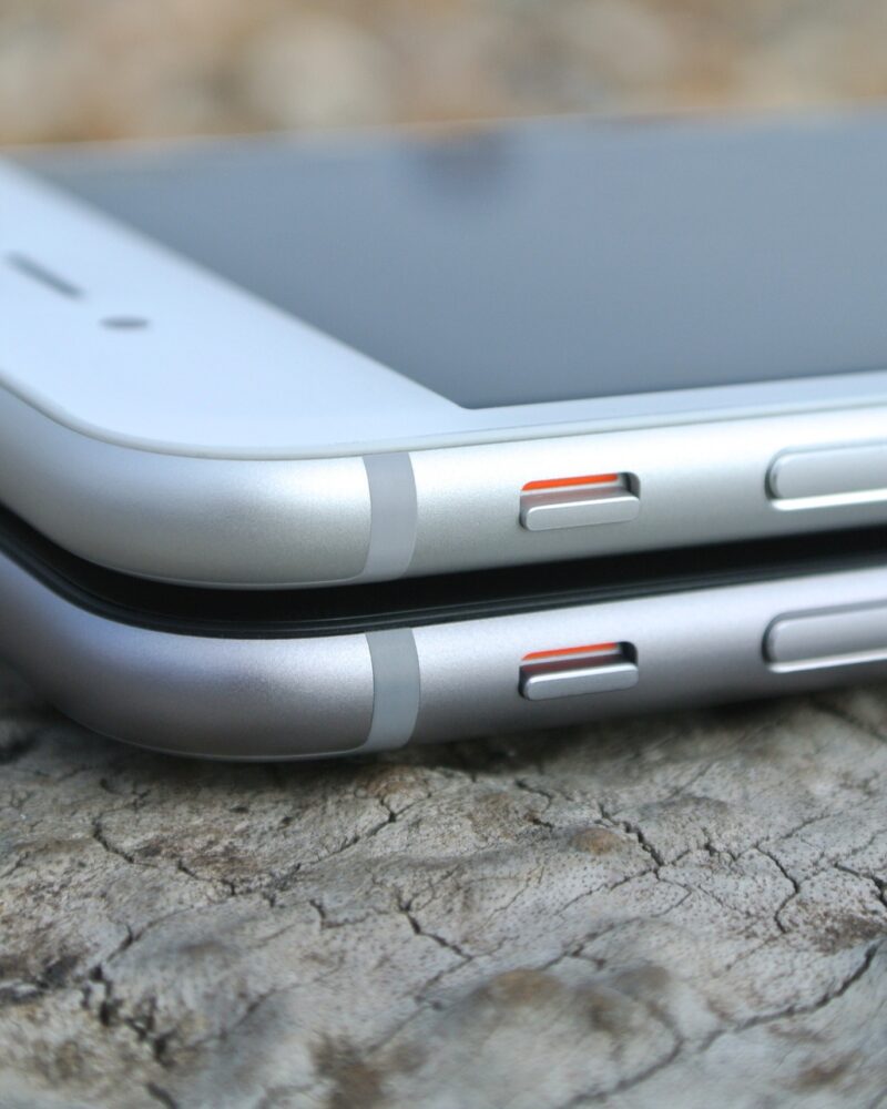 Два iPhone лежат друг на друге