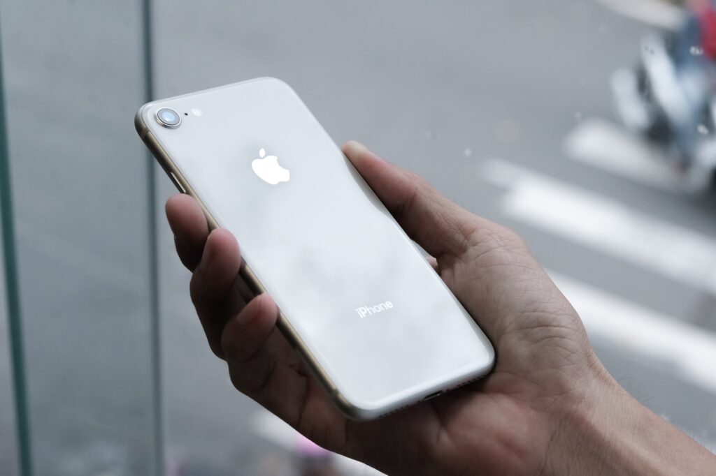iPhone в руке на улице