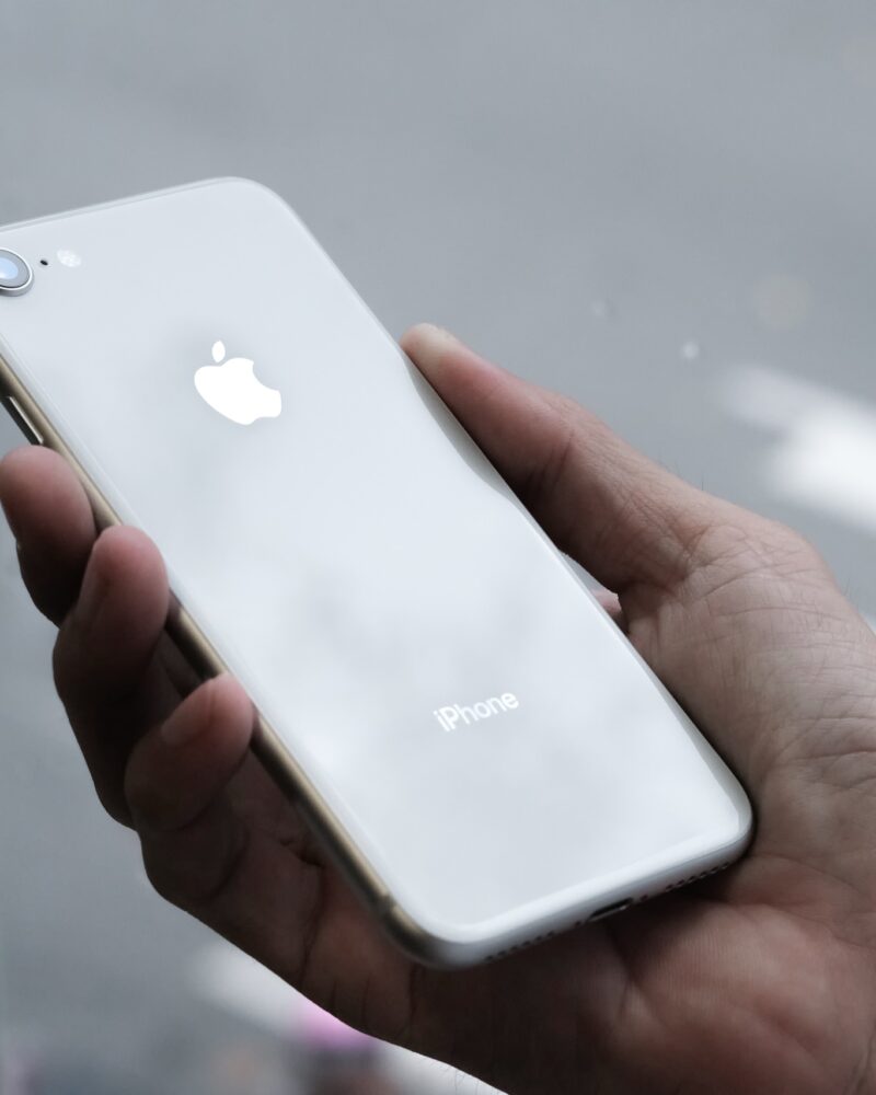 iPhone в руке на улице
